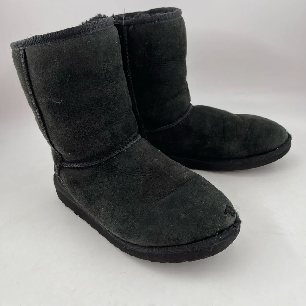 Ugg Kids Classic Short II- Size 6 Y -Black Sheepskin Winter Boots